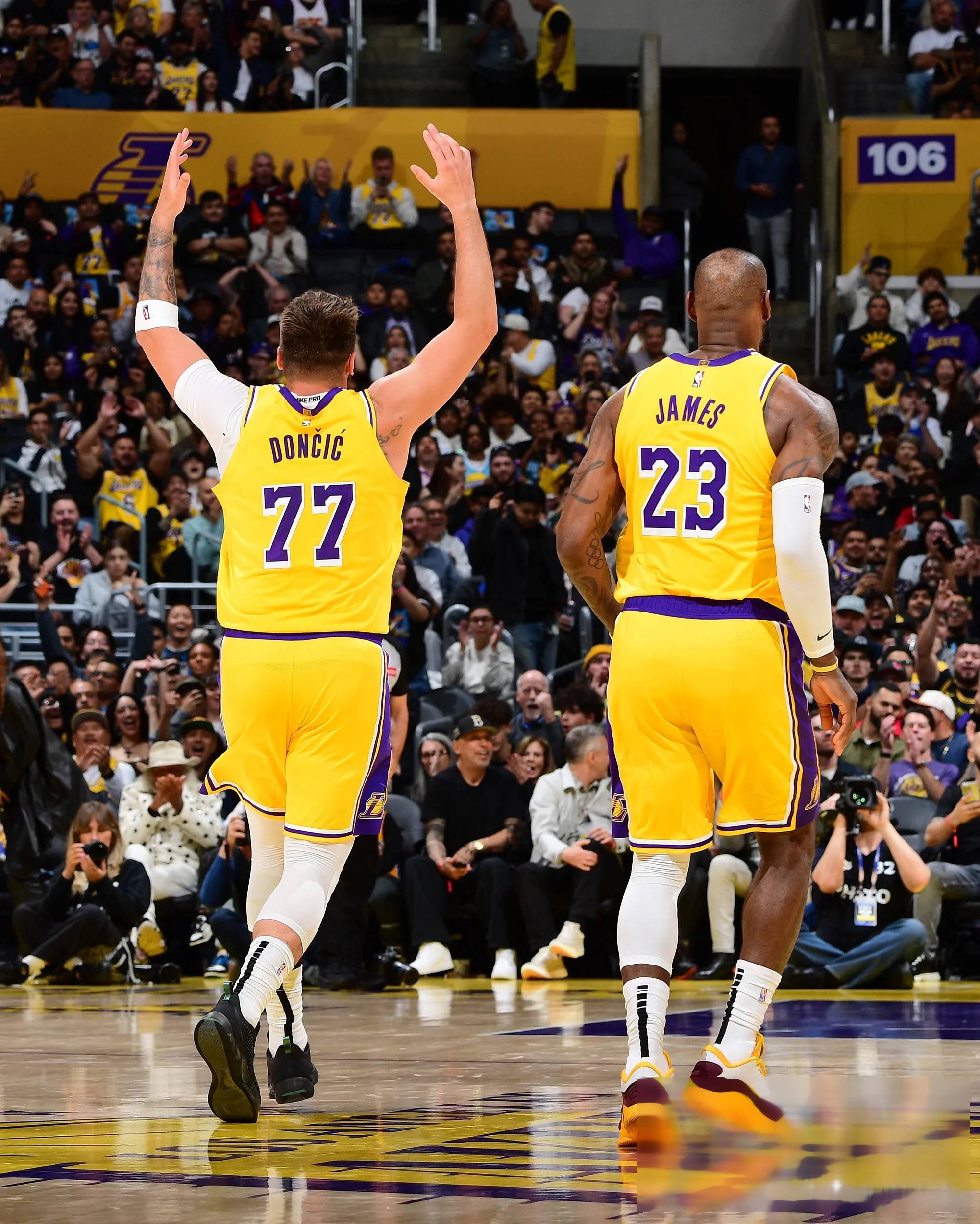 快船观众热烈欢呼！，东契奇迎来十赛季出色发挥引发球迷热议的简单介绍爱游戏注册