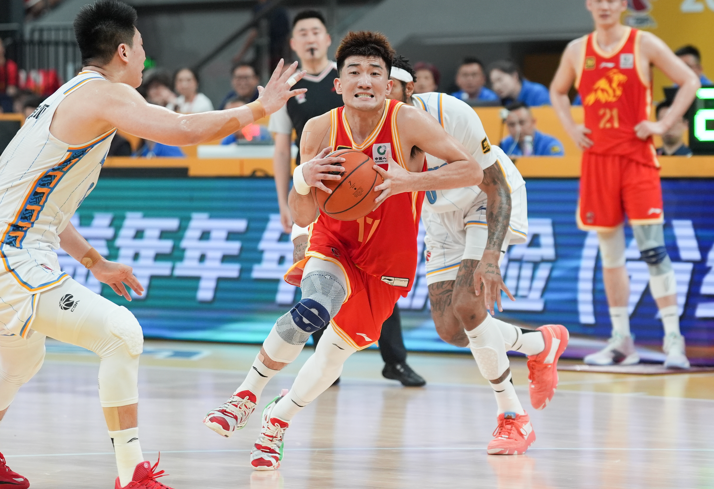 清晨CBA季后赛焦点战；浙江稠州战术微调；话题不断；轮换策略成焦点的简单介绍